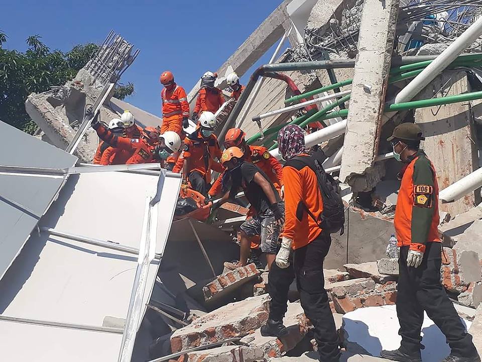 زلزال اندونيسا يحصد مزيدا من الأرواح