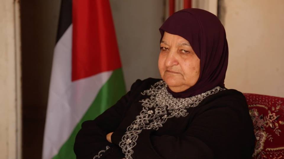 ام ناصر تكبر في السن وحيدة دون ابنائها المعتقلين في سجون الاحتلال