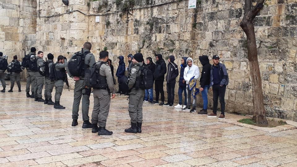 شرطة الاحتلال تحتجز 15 شابا بعد إخراجهم بالقوة من داخل الأقصى
