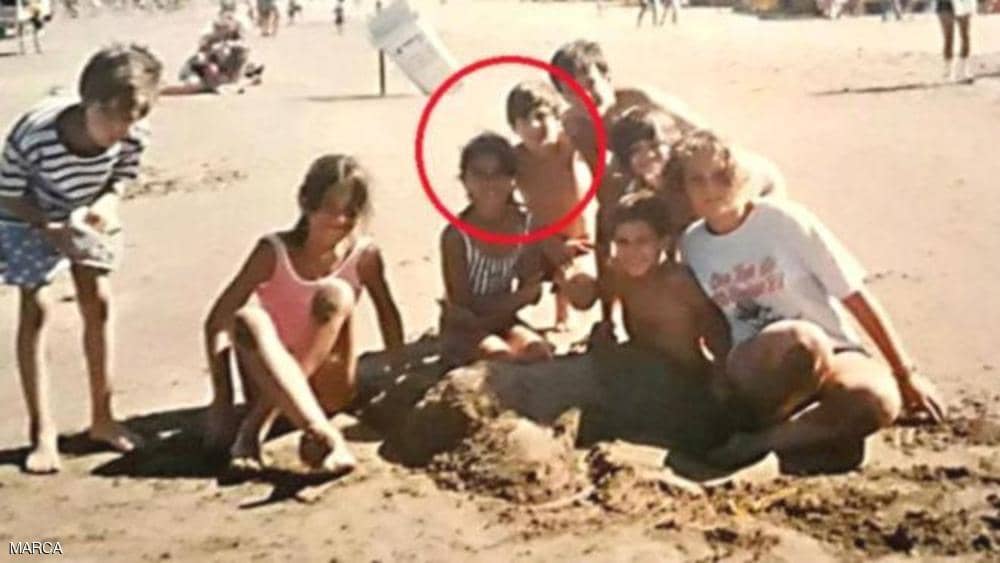 ميسي وحب طفولته وأصدقائه على الشاطئ وهو في سن 10 سنوات
