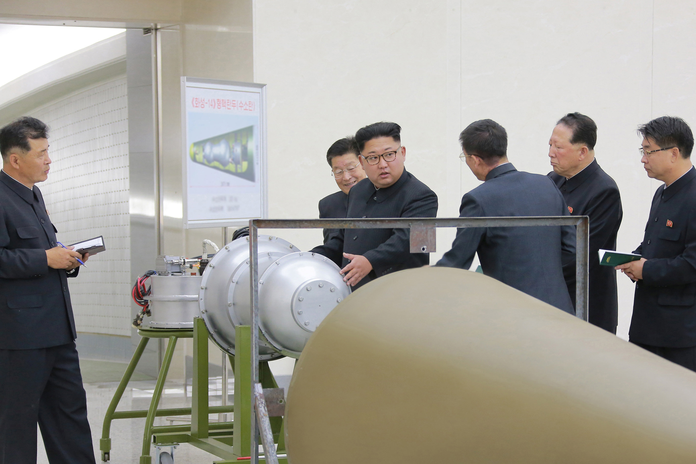 الزعيم الكوري يتفقد البرنامج النووي