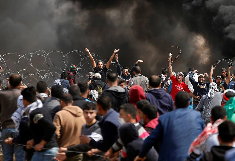 متظاهرون قرب السياج الفاصل شرق غزة